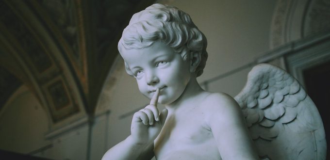 rzeźba aniołka, który dotyka palcem swoich ust