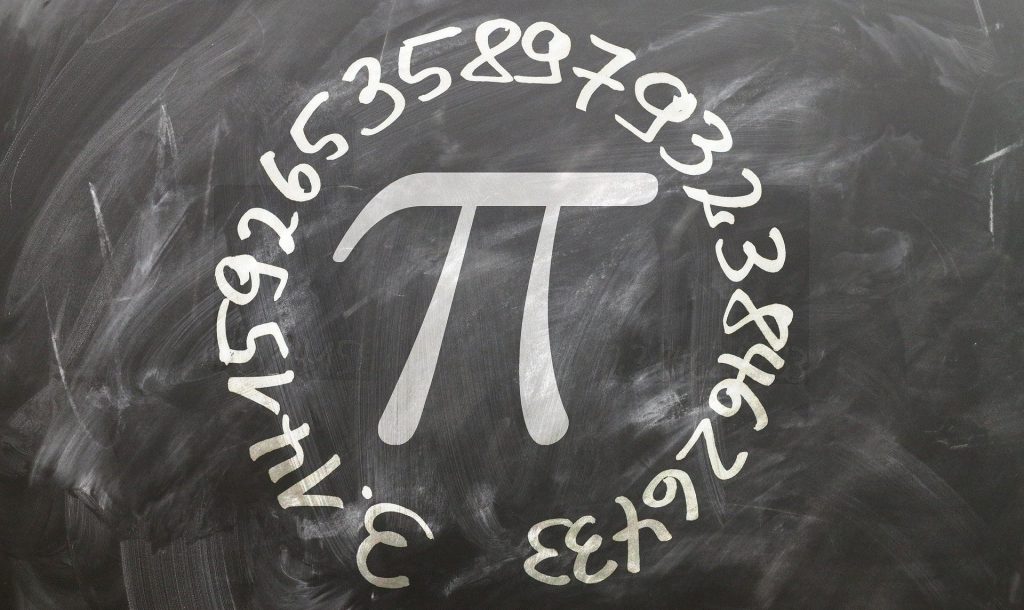 Tablica szkolna, na środku napisana liczba Pi