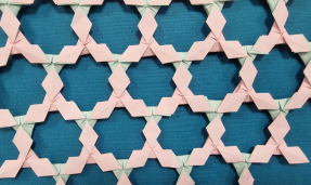 Na niebieskim tle praca origami